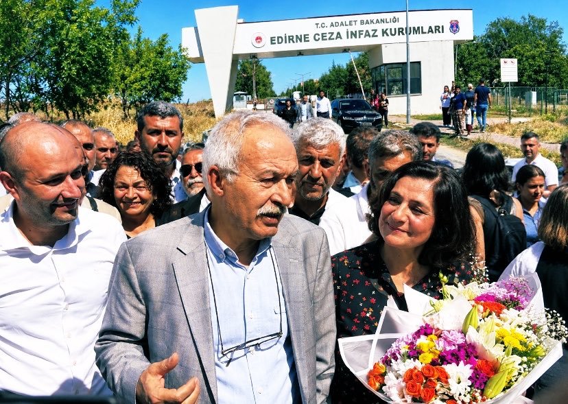 Chekdar3027's tweet photo. Nexşel serê te Rêber 🖤🕊
#SelahattinDemirtaş https://t.co/RWL9Z6vwI8