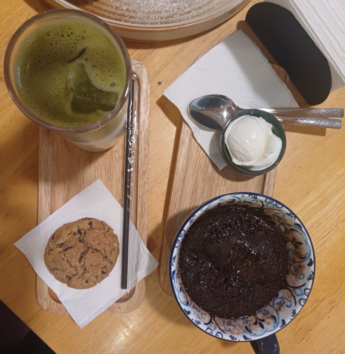 sanazisana's tweet photo. تو اپ amup زدم که میخوام با کسی که عروسک میبافه برم بیرون
با یه دختر هم سن خودم اوکی شدیم و رفتیم
 کافی خوردیم، عروسک بافتیم، درباره مشکلات حرف زدیم و الگو رد و بدل کردیم
من که همه دوستام یا کارمندن یا دانشجو، داشتن یه دوست همکار خودم خیلی بهم انرژی داد🥹
درود بر تکنولوژی واقعا😭 https://t.co/YLzpFvmorA