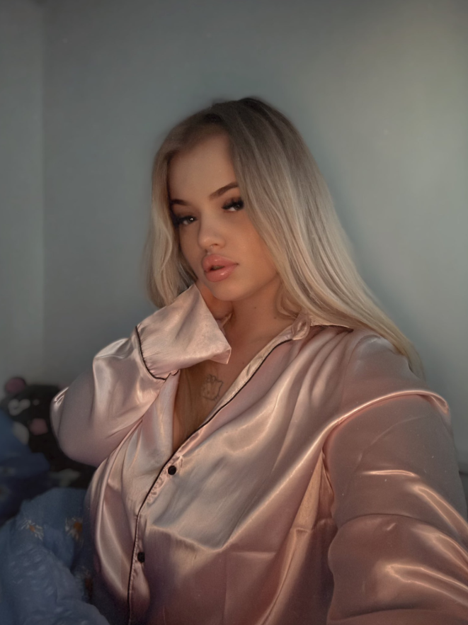 danyelka_bbw's tweet photo. Dneska bych aby ze mě někdo strhal to pyžámko 🥵 https://t.co/62lwQwfCYS