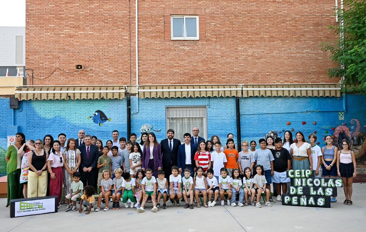 Rebeca_Murcia's tweet photo. Hoy comienza un nuevo curso y, con él, nuevas oportunidades para aprender, convivir y crecer

Gracias, presidente @LopezMirasF, por elegir el CEIP Nicolás de las Peñas para la apertura regional

Murcia cree en el talento de sus jóvenes y mira al futuro con ilusión

¡Feliz curso! https://t.co/phD48pBWNA