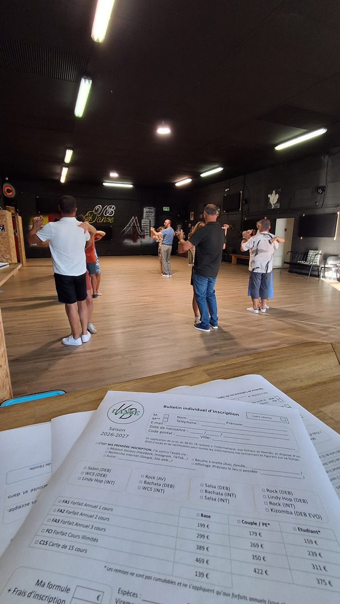 VBDanse15's tweet photo. Quel lundi incroyable hier ! ✨ La semaine découverte a démarré en beauté avec une ambiance de folie ! 🤩

#VBDanse #DanseADeux #SemaineDécouverte #DanseSociale #LindyHop https://t.co/A9JeV0VjLX