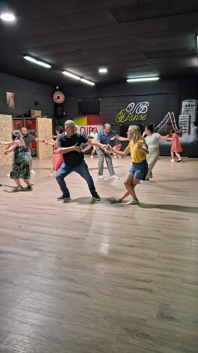 VBDanse15's tweet photo. Quel lundi incroyable hier ! ✨ La semaine découverte a démarré en beauté avec une ambiance de folie ! 🤩

#VBDanse #DanseADeux #SemaineDécouverte #DanseSociale #LindyHop https://t.co/A9JeV0VjLX