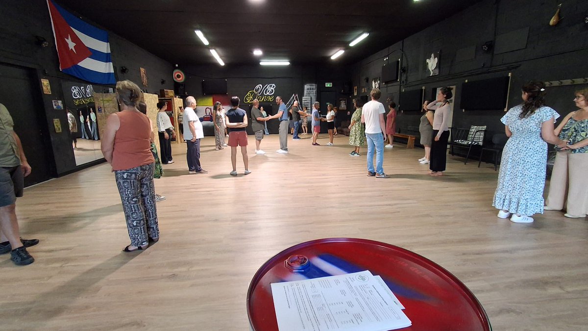 VBDanse15's tweet photo. Quel lundi incroyable hier ! ✨ La semaine découverte a démarré en beauté avec une ambiance de folie ! 🤩

#VBDanse #DanseADeux #SemaineDécouverte #DanseSociale #LindyHop https://t.co/A9JeV0VjLX