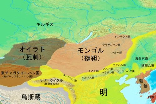 tomur5's tweet photo. 世界史ででてくる「オイラト」ってなんだ？と思った方へ。

もともとオイラトはテムジンが台頭する前、モンゴル高原の北西の森林地帯にいた一部族でした(図1)。その後チンギスカンの統一事業の終盤でその部族長クドカ・ベキが降伏し、モンゴル帝国の一部となります。

時は流れ、モンゴル帝国でクビライvsアリクブケの内乱が起き、クビライが勝利し、アリクブケが敗北します。

さらに時は流れ、北元の時代、中国領を失ったモンゴル帝国で台頭してきたのが、オイラト集団でした。このオイラトはかつてのオイラト部だけでなく、旧ケレイト、旧ナイマン、旧バルグトといった旧アリクブケ勢力が合わさった集団でした。彼らはアリクブケ家の子孫をハーンに擁立し、権力を増していきました。そして、クビライの子孫集団のモンゴルと対立するようになりました(図2)。

このモンゴル側を「四十(ドチン)モンゴル」といい、オイラト側を「四(ドルベン)オイラト」といいます。

互いがハーンを擁立する中、なんとモンゴルじゃないオイラトのエセンがハーンに即位するという事態が起きます(図3)。

彼はすぐに殺害され、オイラトの勢いは一旦落ち着き、モンゴル帝国中興の祖である第34代ダヤン・ハーンによってモンゴルは再統一されます。

※地図上ではオイラトが支配しているように見えますが、国名はあくまで「大元大モンゴル国」であり、内部闘争が起きてるだけです。

次回「ジュンガルってなんだ？」につづく
