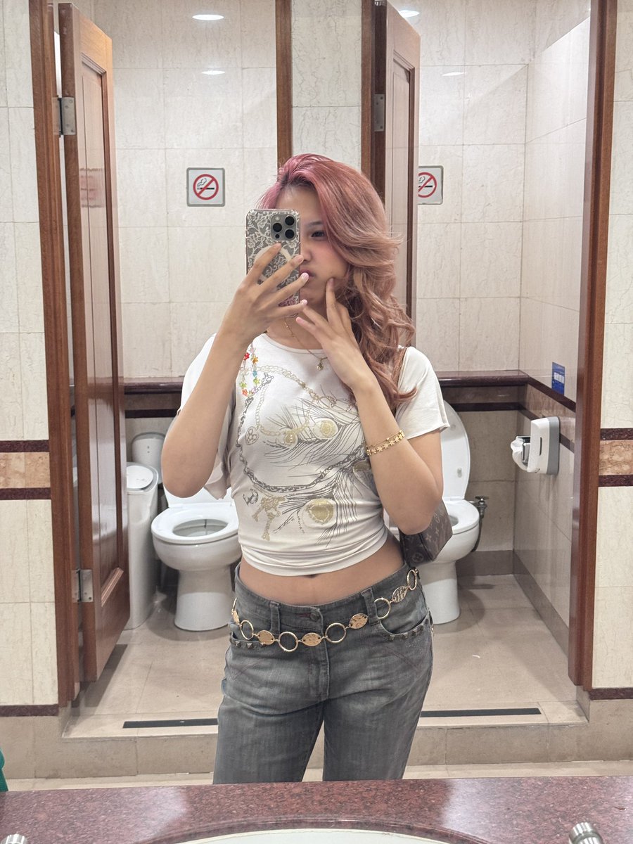 femmeskiss's tweet photo. [QUEER FRIENDSHIP APPLICATION]

name: lia
age: 21
occupation: anak jurusan HIHIHI
zodiac: aqua baik
height: 167
hobby: emel (when yh glory)
fun fact: i LOVE greek myths and big nerds abt FLOWERS!! OH i also love organizing QUEER EVENTS >___< https://t.co/QEty8i4n8s
