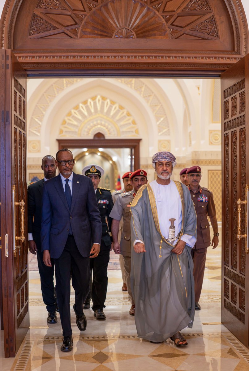 rbarwanda's tweet photo. Perezida Kagame yakiriwe n’Umuyobozi w’Ikirenga wa Oman, Haitham bin Tariq Al Said, bagirana ibiganiro byihariye byabereye mu Ngoro ye izwi nka Al Maamourah Palace, kuri uyu wa Kabiri.

Baganiriye ku gushimangira umubano umaze kwaguka hagati y’ibihugu byombi ndetse n’uko warushaho kungukira abaturage babyo binyuze mu nzego zirimo ubukungu n’ishoramari. #RBAAmakuru