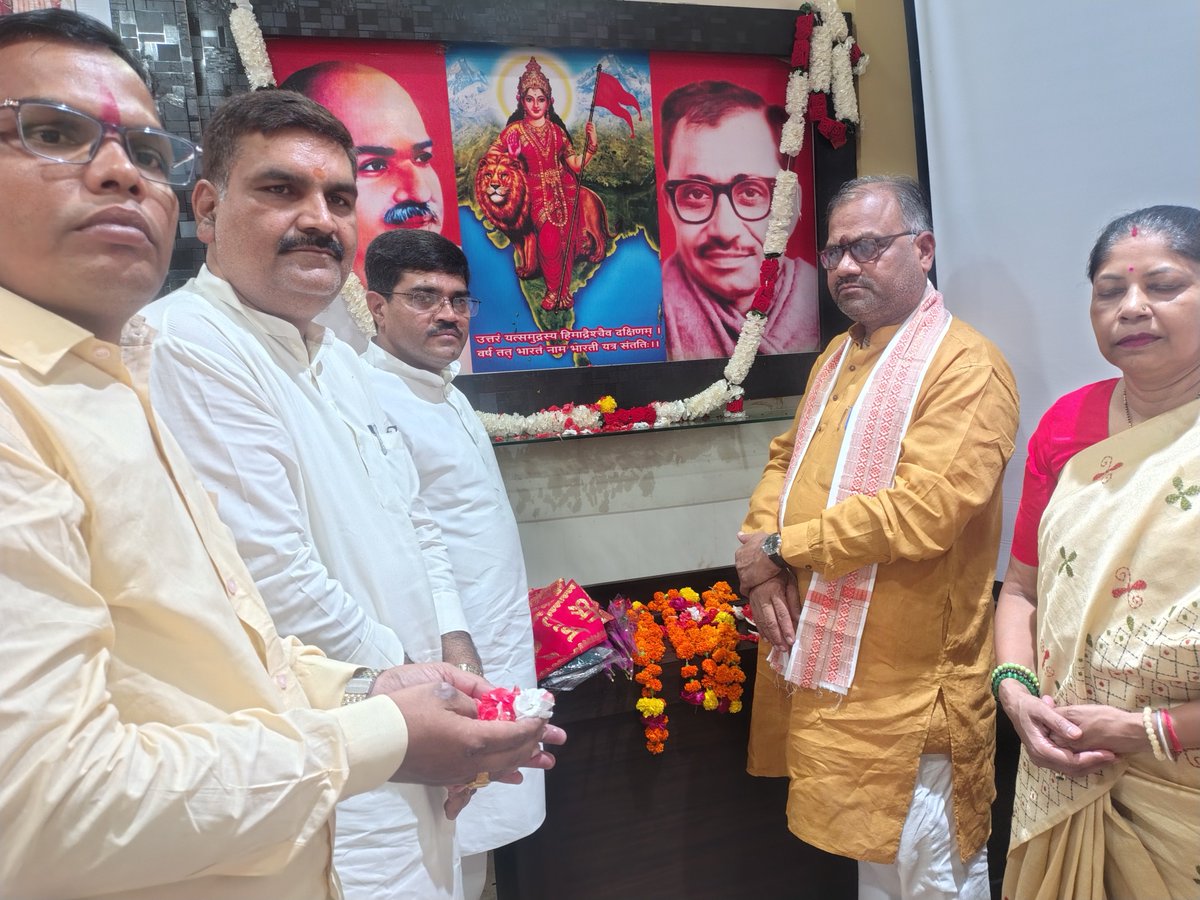 ajayrainauta's tweet photo. #आज भाजपा जिला कार्यालय, झांसी में माननीय प्रधानमंत्री श्री नरेंद्र मोदी जी के सेवा एवं समर्पण के 25 वर्षों के उपलक्ष्य में ‘सेवा संकल्प अभियान’ को लेकर कार्यकर्ताओं की बैठक आयोजित हुई।

#सेवा_संकल्प_अभियान #BJP #Jhansi #NarendraModi
@blsanthosh @sunilbansalbjp
@deepakmhaskey https://t.co/E2xJi4Z4PL