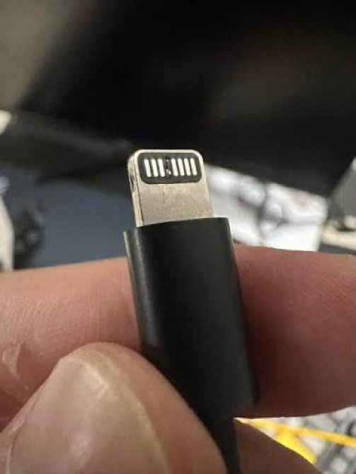 lorrachase's tweet photo. 携帯電話の充電器にこのマークがある場合、絶対に使い続けちゃいけないらしい

この前理由知ってマジで気をつけようと思った、、、 https://t.co/qtUCkhOp8h