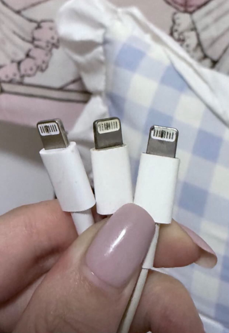 lorrachase's tweet photo. 携帯電話の充電器にこのマークがある場合、絶対に使い続けちゃいけないらしい

この前理由知ってマジで気をつけようと思った、、、 https://t.co/qtUCkhOp8h
