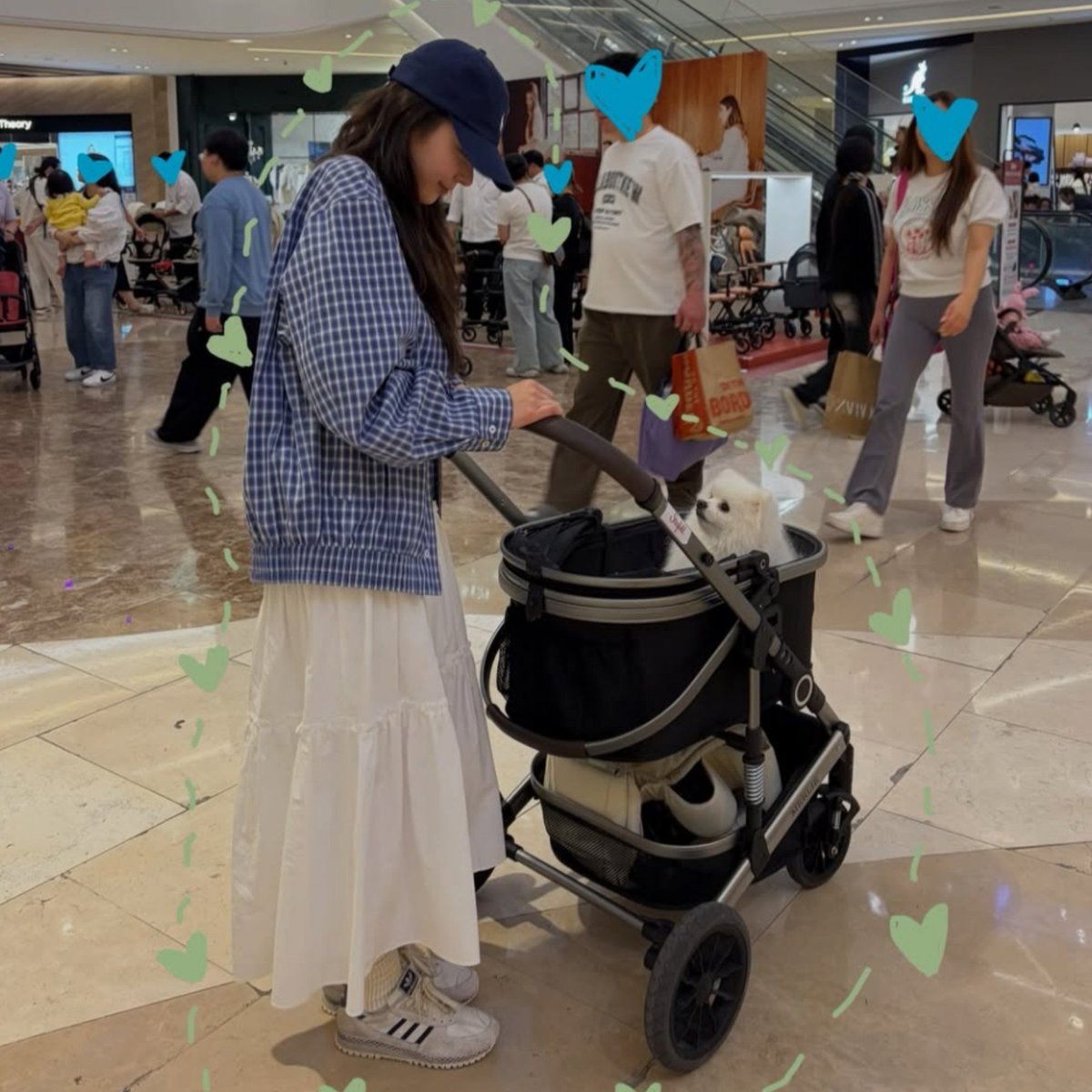 eepyjisu's tweet photo. That's literally her baby 😭😭😭😭😭 https://t.co/h4OafIRFXB