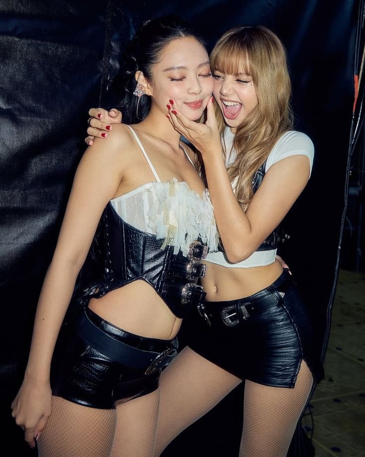 KINGTHEREALFIII's tweet photo. Jennie and Lisa have been included on Rolling Stone Korea's list, "The Phenomenon: Globally Highlighted Artists" 💙💛 https://t.co/HDL3HQ0XdR