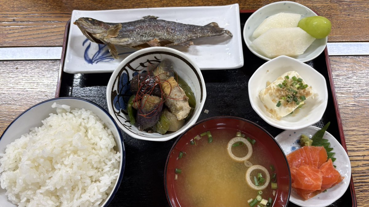 harapeko_yasu's tweet photo. 今日は黒保根フィッシングさんへ！
べっぴんおとめサーモンのコンディションが抜群すぎて、引きもすごいしサイズもいいし、めっちゃ美味そうだし🤤
めちゃ楽しかったです😆
お昼は黒保根定食！！黒保根さんの塩焼きは最高すぎますね🤤🤤
美味しいご飯に楽しい釣りに最高の休日になりました♪ https://t.co/tnnL5B8gXG