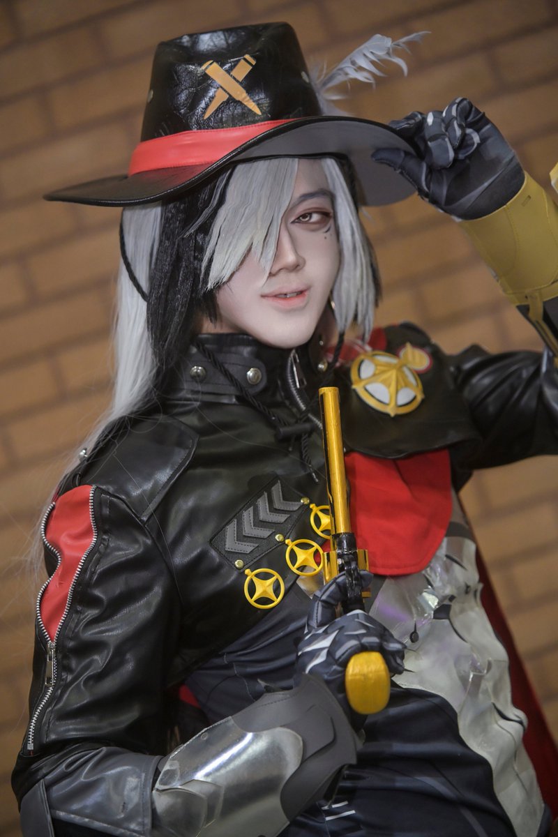 Robinhalowing9's tweet photo. 자 덤벼.. 날 만족시켜줘!!

#ブートヒル #波提歐 #boothill 
#HonkaiStarRail #cosplay https://t.co/zf4GBPGvtk
