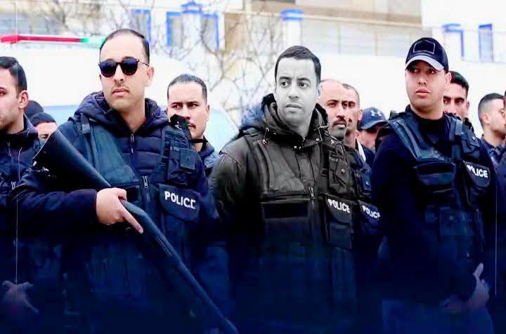 alwachma's tweet photo. أسفرت المواجهة عن وفاة عنصر أمني تابع للفرقة الخاصة بمحاربة العصابات (BAG)، متأثرا بإصابته خلال أداء واجبه، فيما أصيب عدد من زملائه بجروح متفاوتة الخطورة.
وعقب الحادث، جرى تعزيز التواجد الأمني بمحيط موقع المواجهة، مع نقل المصابين إلى المستشفى. https://t.co/a255eDPZUv