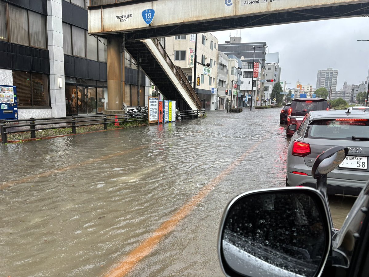 f4j_phantom's tweet photo. 現場帰り
先輩「会社に電話かけたら雨がひどいからみんな帰宅した言うんだけど、そんな酷いの？テレビつけてみてよ」

ワイ「マジすか？つけてみますね」

ニュース「栄周辺、冠水しています‼︎」

先輩・ワイ「「え？」」

ワイ「先輩‼︎反対車線！」

先輩・ワイ「マジかwwwwwwww」
#名古屋 https://t.co/dMfdaNvcSg