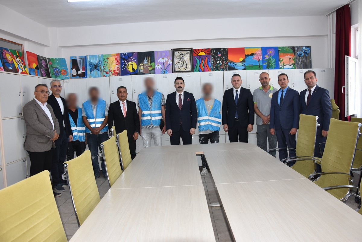 KirikkaleDSM's tweet photo. Okullarımızı yeni eğitim-öğretim yılına hazırlıyoruz.

Denetimli serbestlik yükümlülerimizin katkılarıyla 4 okuldaki boya, bakım ve temizlik çalışmaları tamamlandı. Nuran Refik Altaş Ortaokulundaki çalışmaların da eğitim-öğretim yılı başlamadan tamamlanması planlanıyor. https://t.co/ZYFF0O6boi