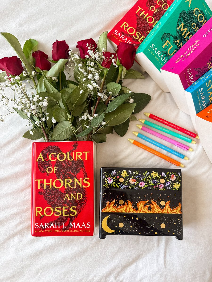 luanclicko's tweet photo. GIVEAWAY

Celebrate Book Lovers Day and my 30th birthday with @shopgarvinlane. Three winners: one ACOTAR vase set and pen set winner, plus two wishlist book winners. Follow, like, save, comment your current read, and tag 3 friends. US only, 18+. https://t.co/j8sebAlmjc