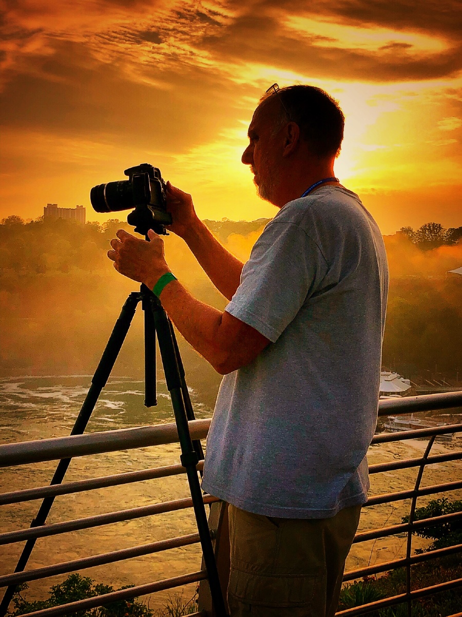 graceclend5's tweet photo. New to photography Start with mastering natural light—shoot golden hour (1hr after sunrise/before sunset) for soft, warm tones that make every casual shot look amazing. https://t.co/Ni66fBBA83