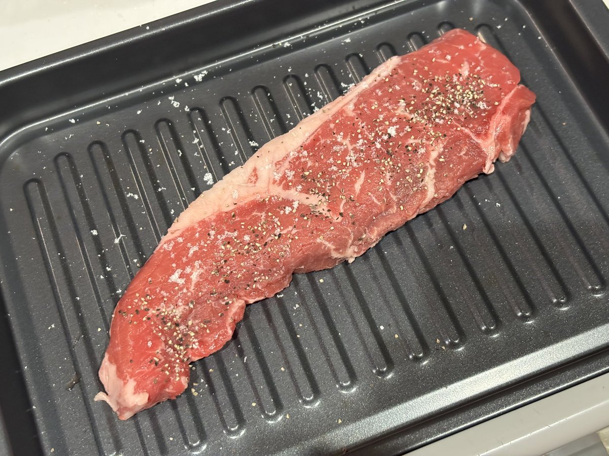 goutatsu's tweet photo. ダイソーで売ってるオーブントレーにステーキ肉を乗せてトースターで3分

美味しく焼けましたー https://t.co/l3BNYp6M3f
