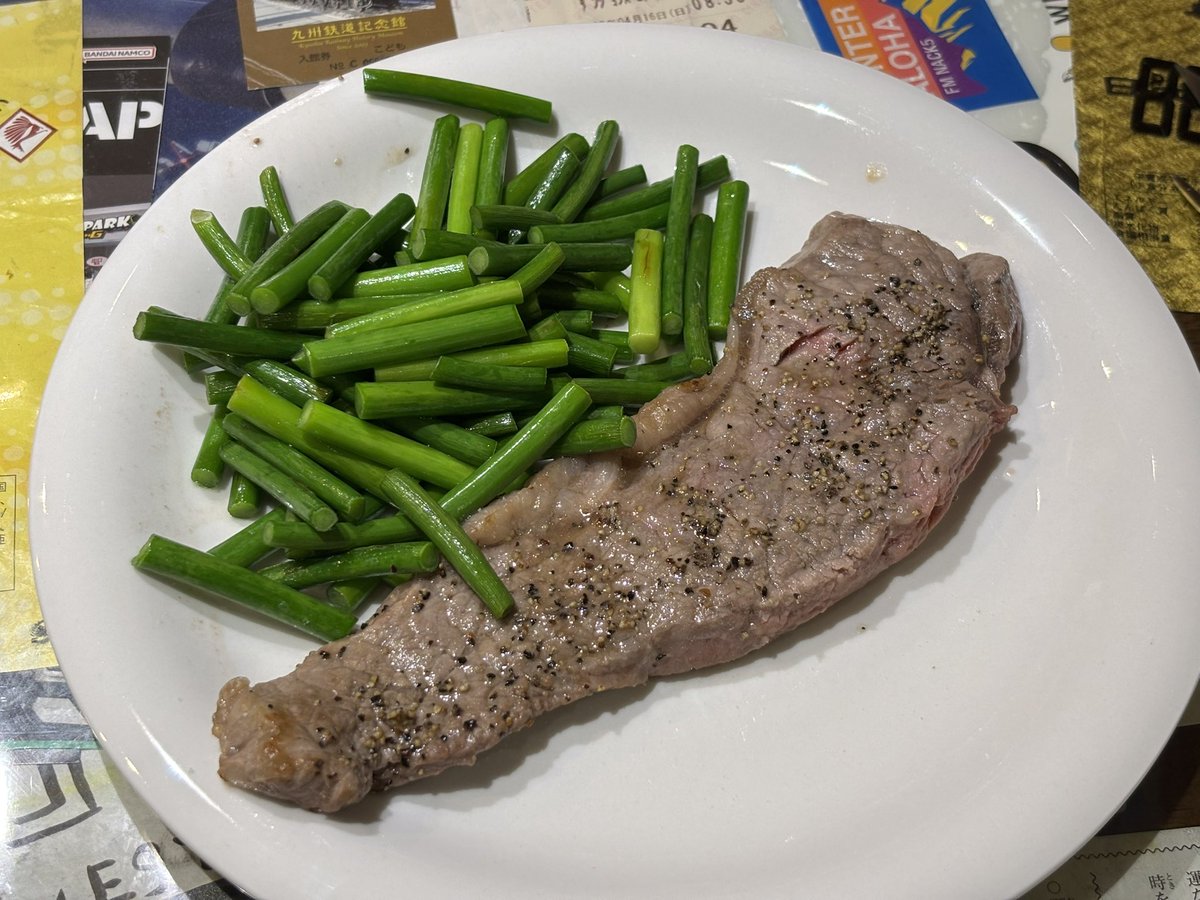 goutatsu's tweet photo. ダイソーで売ってるオーブントレーにステーキ肉を乗せてトースターで3分

美味しく焼けましたー https://t.co/l3BNYp6M3f