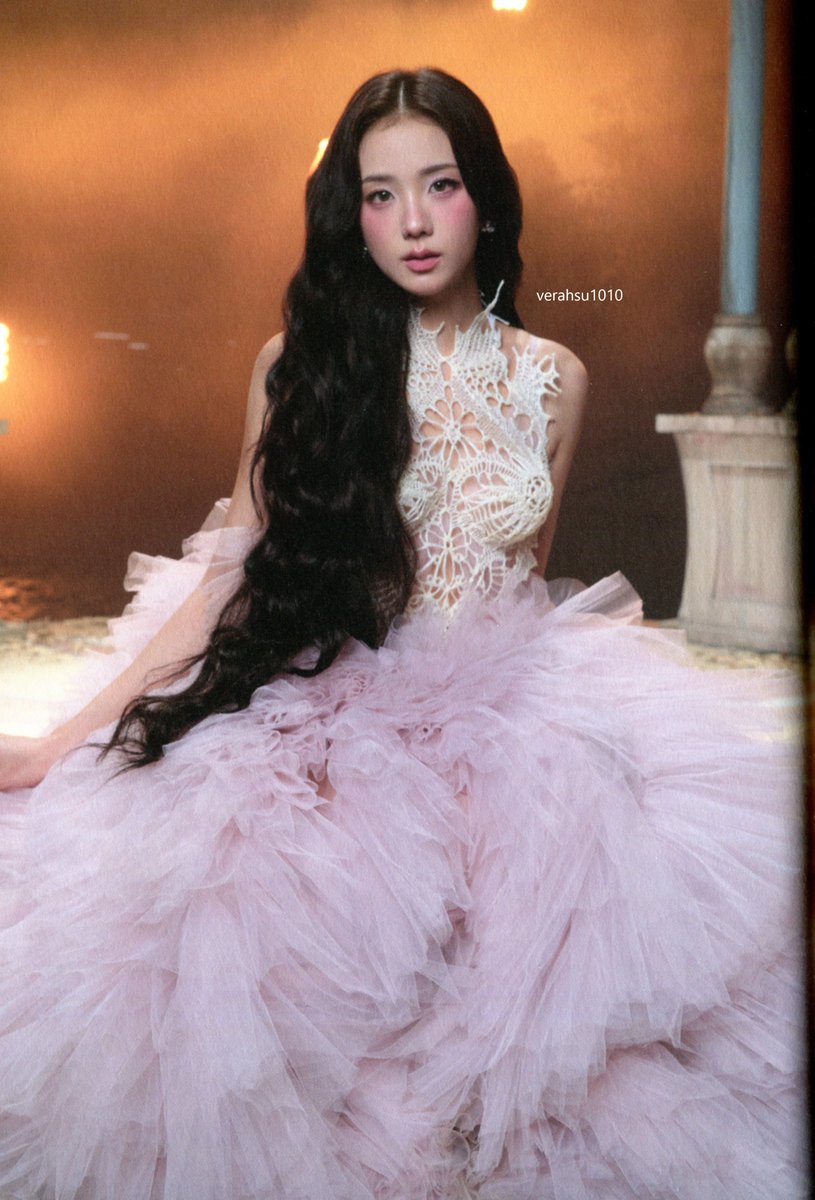 verahsu1010's tweet photo. (SCAN) JISOO "CLICK" Album (PHOTOBOOK VER.)

#BLACKPINK #블랙핑크 #JISOO #지수 #CLICK #JisooClick https://t.co/BbKImGKwon