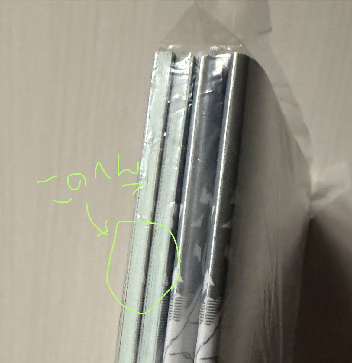 tknszm's tweet photo. 同人誌をboothで販売しているのですが、倉庫へ送った後「これは傷みがあるので扱えないよ」と返ってきた分、雑な自分には気付けない傷みなことが多く、世の人の「不良品」基準すごすぎる…相当揉めた経験あるんだろうな…boothの担当さんの心労やいかに…と毎回震えています
https://t.co/t4pD0ZLBXr https://t.co/pZqzcWHFxm