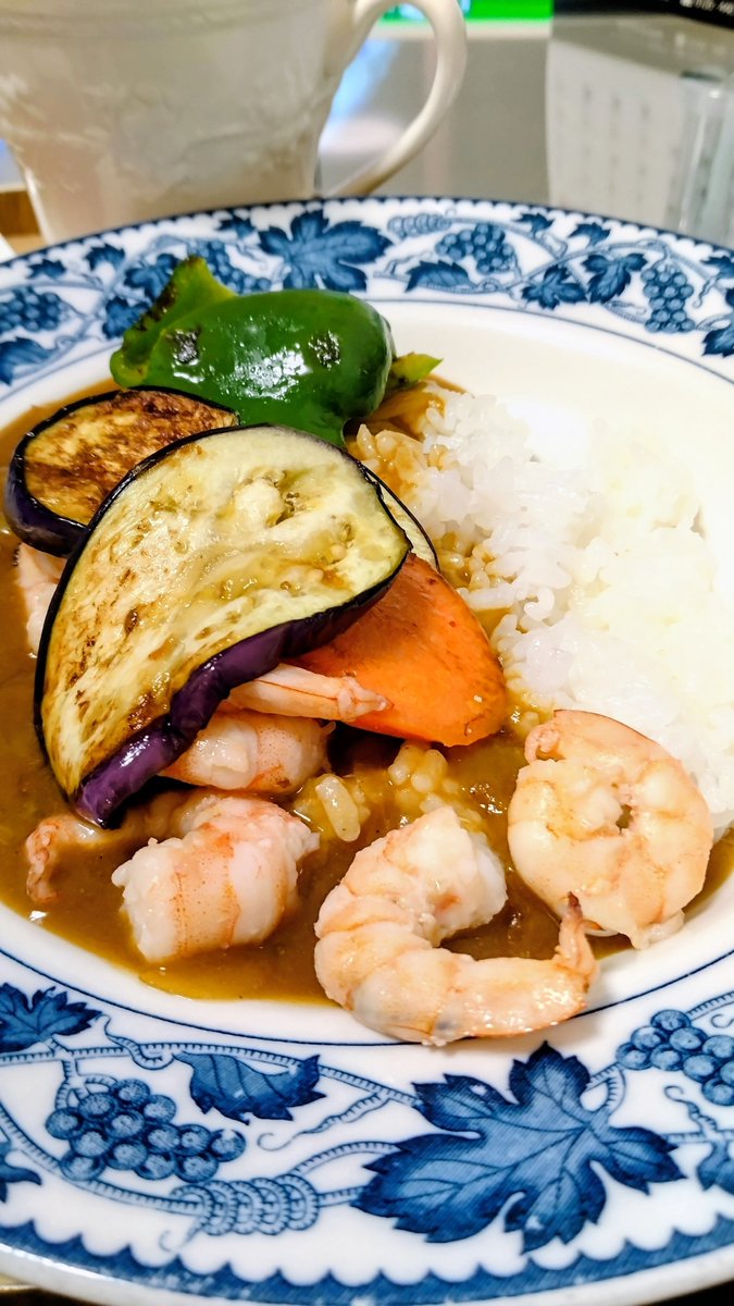 chairmanoftirol's tweet photo. ココナッツカレーにしようと思ったらココナッツミルク買い忘れたので、海老の殻でお出汁とった海老カレー!
#yscafe #エオルゼア調理部 https://t.co/Wf8UVjb9NL
