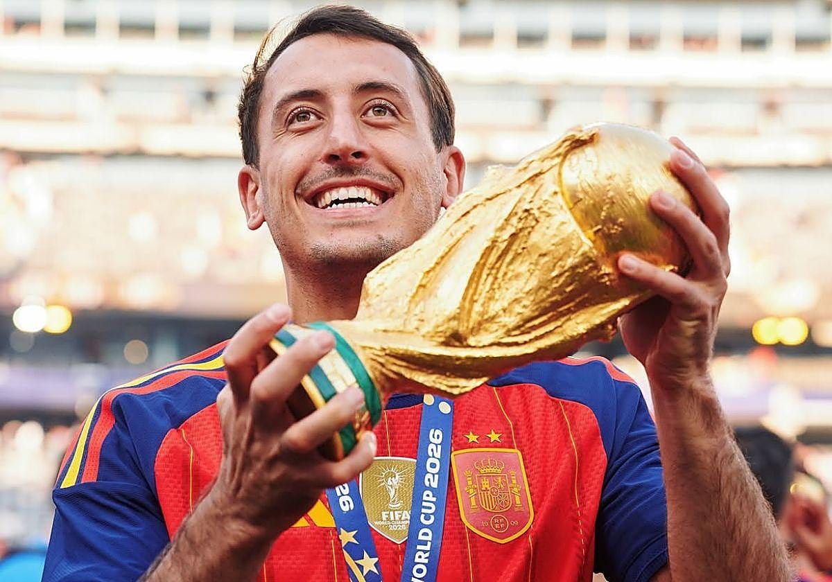 JoseAChozas's tweet photo. Hoy se anuncian los nominados al Balón de Oro.

Lo voy a decir muy claro y no hay ni un poquito de discusión: si Mikel Oyarzabal no está COMO MÍNIMO entre los 30 nominados lo consideraré crimen de lesa humanidad. Enterraré cualquier ápice de prestigio que le quede a este premio.

-18G y 4A con la Real Sociedad a la que hizo campeona de Copa del Rey con un gol en la final.

-5G y 1A en el Mundial con España proclamándose campeón del mundo como delantero titular.

-14G en total con España en toda la temporada, récord de la selección.