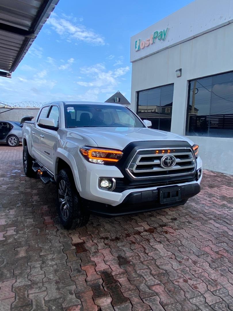 Autolot7's tweet photo. 2020 Toyota Tacoma Limited 🚘🔥 
Premium pickup truck with the highly sought-after Limited trim, combining rugged performance, luxury and comfort. 

Well-equipped with premium interior, leather seats, touchscreen infotainment, reverse camera, alloy wheels and more. 

💰 ₦35M 🔥 https://t.co/8wpavVcCPP
