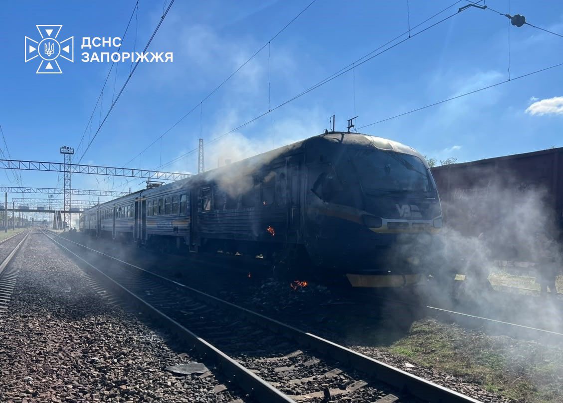 SESU_UA's tweet photo. #Запоріжжя: росіяни вдарили БпЛА по пасажирському потягу - загинув працівник залізниці.
Внаслідок удару загорівся вагон електропоїзда. Та приблизно за пів години ворог повторно атакував рухомий склад: пожежа виникла ще в одному вагоні.  Рятувальники ліквідували займання. https://t.co/jFCyqZLx6v