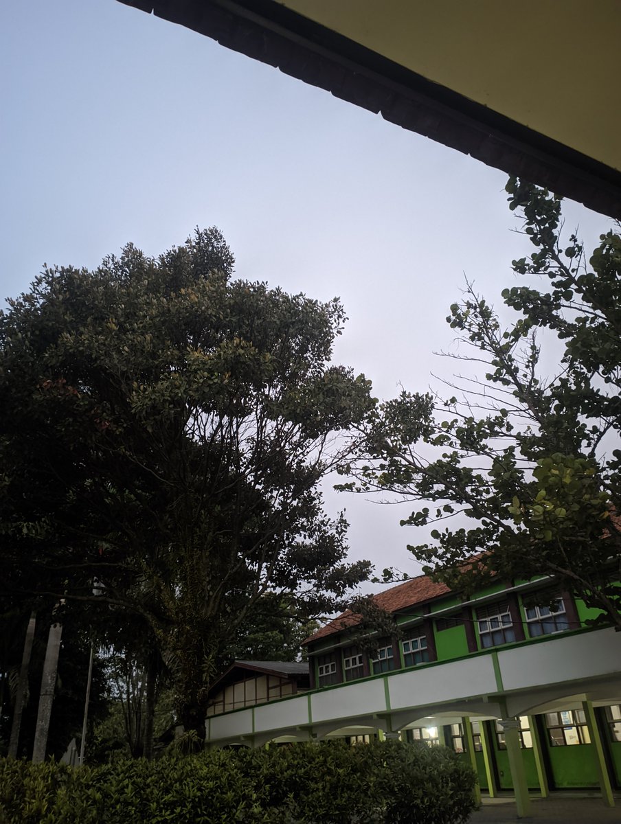 mirasugoi's tweet photo. aku sendiri di skolah.... sepi sdh mlm mnunggu jemputan😔😔😔 nasib rumah jauh huftt https://t.co/vsJcmWgIPl