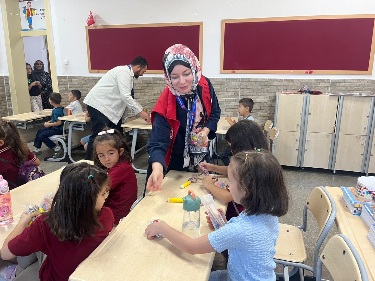 GSB_KaramanGM's tweet photo. Minik kalplerin büyük heyecanına ortak olduk! ✨

Uyum Haftası vesilesiyle okula yeni başlayan miniklerimizi ziyaret ettik, küçük hediyelerimizle ilk gün tebessümlerine renk kattık.

Tüm miniklerimize başarı ve neşeyle dolu muhteşem bir okul hayatı diliyoruz! 🎒📚🌱 https://t.co/Pb95QVqM80
