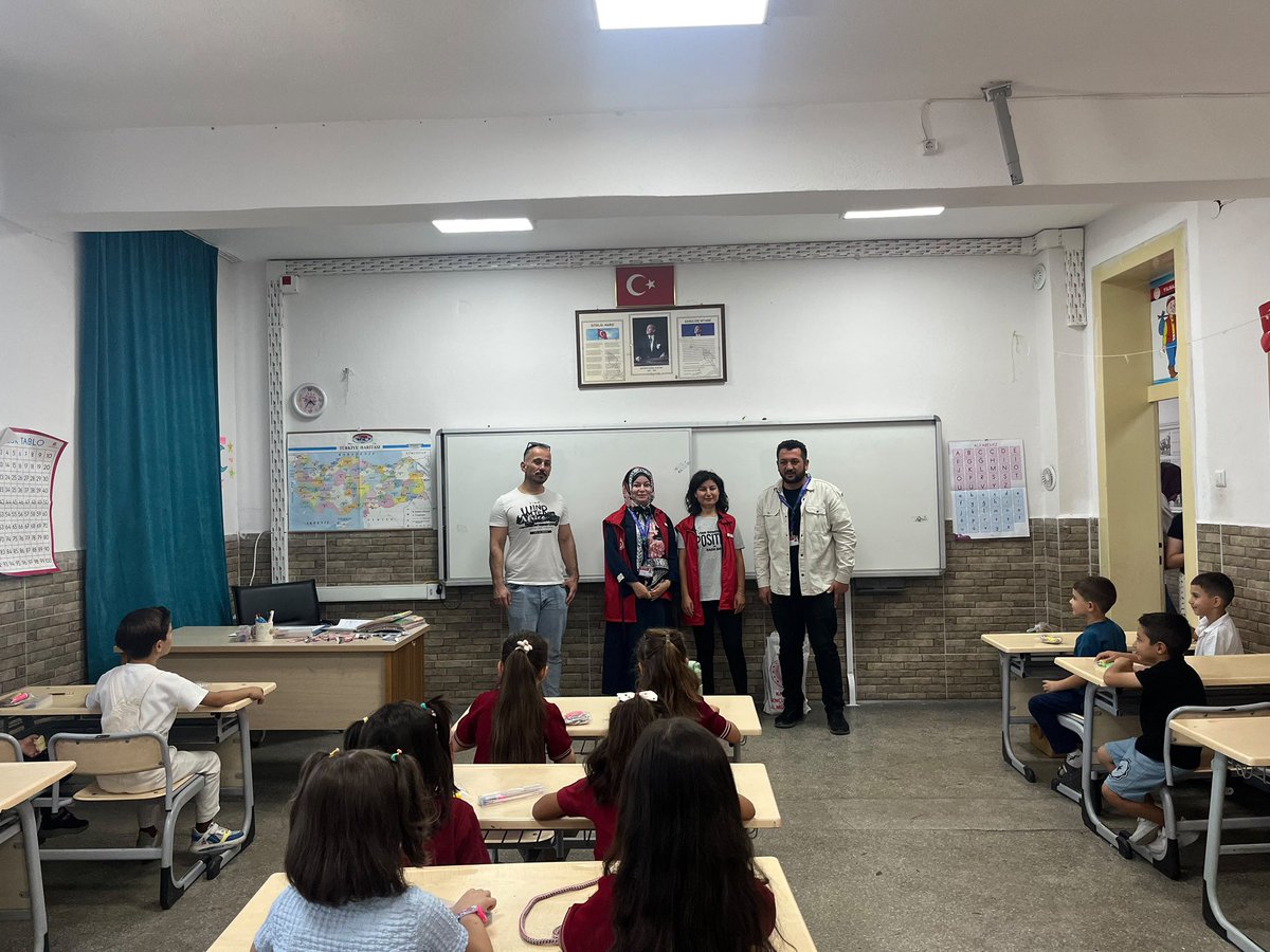 GSB_KaramanGM's tweet photo. Minik kalplerin büyük heyecanına ortak olduk! ✨

Uyum Haftası vesilesiyle okula yeni başlayan miniklerimizi ziyaret ettik, küçük hediyelerimizle ilk gün tebessümlerine renk kattık.

Tüm miniklerimize başarı ve neşeyle dolu muhteşem bir okul hayatı diliyoruz! 🎒📚🌱 https://t.co/Pb95QVqM80