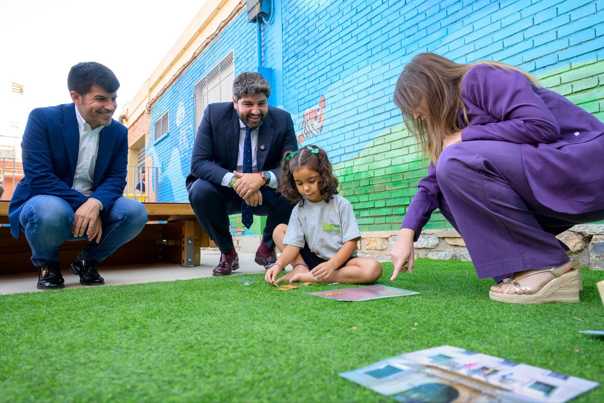 LopezMirasF's tweet photo. 📚Hoy vuelven a las aulas alrededor de 150.000 alumnos de Infantil y Primaria en más de 500 centros de la #RegiónDeMurcia.

Gracias al @CeipNicolasP por compartir este inicio de curso junto a la alcaldesa de Murcia, @Rebepl. 

¡Feliz vuelta a clase! https://t.co/9kP7fe6YEf