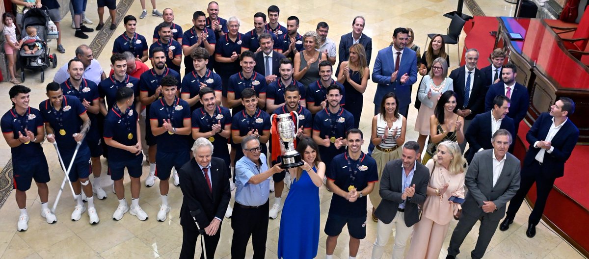 FutSalRFEF's tweet photo. 🔝 ¡Dos recibimientos de altura tras ganar la #SupercopaFS! 🏆

🔴⚪️ @ElPozoMurcia_FS fue recibido en San Esteban por el presidente de la @regiondemurcia, @LopezMirasF, y en el Ayuntamiento de la ciudad por su alcaldesa, @Rebepl.

#FutsalRFEF https://t.co/dKlVqZ6EgH