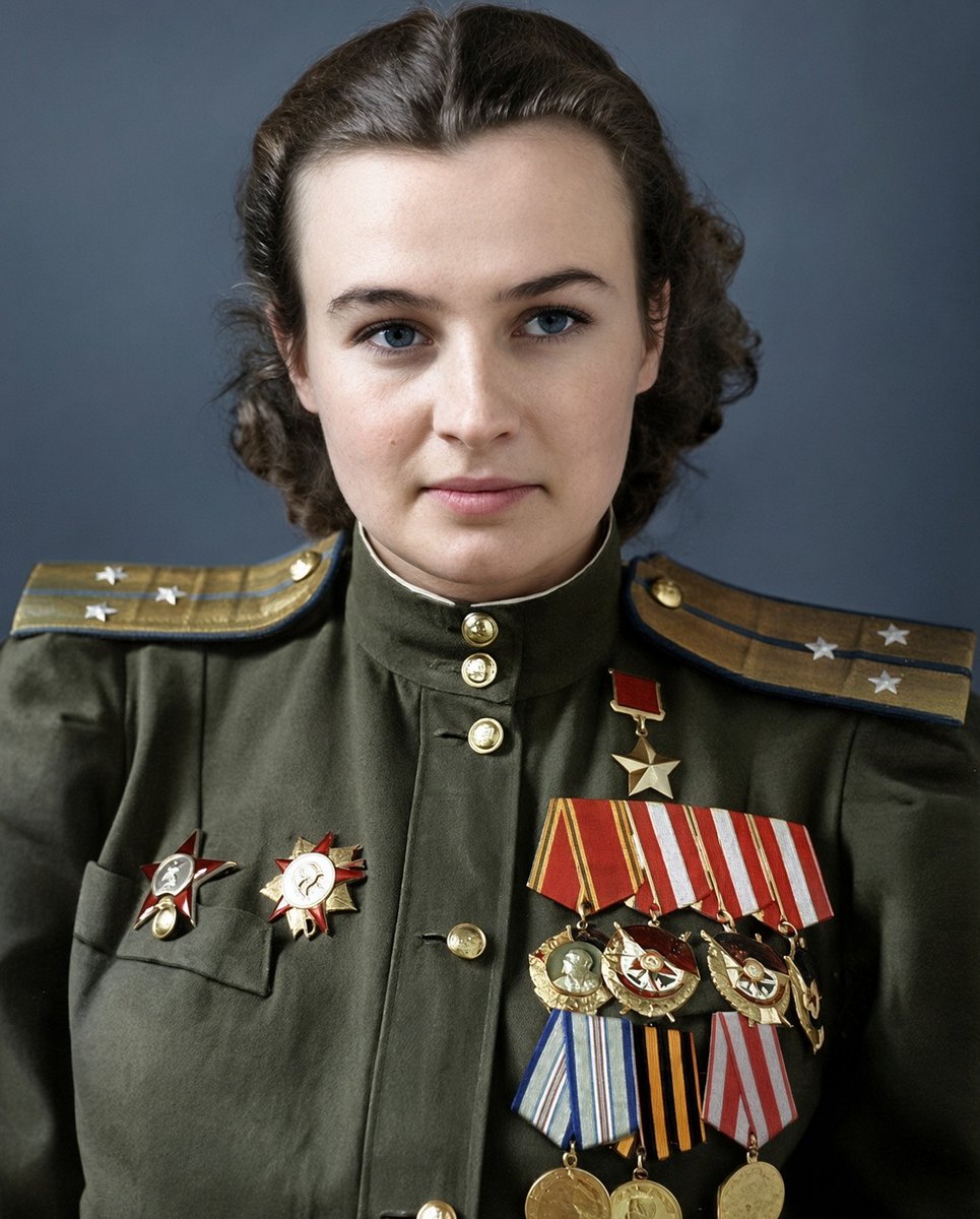 DaniMayakovski's tweet photo. Un 8 de septiembre de 1922, nacía Natalia Meklin, legendaria piloto soviética de las Brujas de la Noche y héroe de la Unión Soviética, que alcanzó el rango de Mayor del Ejército Rojo.

Durante la Segunda Guerra Mundial, Natalia realizó 980 misiones aéreas nocturnas, en las que arrojó más de 147 toneladas de bombas sobre las cabezas de los nazis.

Tan solo unos meses después de la invasión nazi a la Unión Soviética, Natalia ya ingresó en la Escuela de Aviación Militar de Friedrich Engels, convirtiéndose en parte del 588.º Regimiento de Bombardeo Nocturno conocido como "Las Brujas de la Noche" y volando hasta el Frente Oriental.

Realizó siempre misiones de bombardeo nocturno en un Polikarpov Po-2, por todo el frente del Cáucaso, Crimea, Kuban, Kerch, Polonia... hasta llegar a Berlín, con sus primeras 840 misiones de combate ya recibió el título de Héroe de la Unión Soviética, además de recibir 4 veces la Orden de la Bandera Roja y también la Orden de Lenin... convirtiéndose en una de las pilotos más experimentadas y más famosas del Ejército Rojo.

Tras la guerra, Natalia siguió su carrera universitaria como profesora de idiomas y su nombre acabó en decenas de escuelas donde se enseñaban sus hazañas por toda la Unión Soviética.