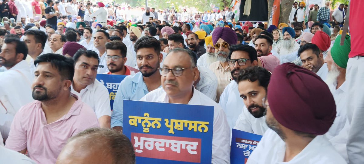 DewanPawan's tweet photo. Stood with my supporters at massive @INCPunjab dharna in #Chandigarh, raising our voice against drugs, corruption &amp; Punjab’s deteriorating law &amp; order. Led by @RajaBrar_INC, @INCPunjab declares 'we will continue to fight for people of #Punjab.
#CongressProtest. #PunjabCongress https://t.co/bvNi1c1CCU