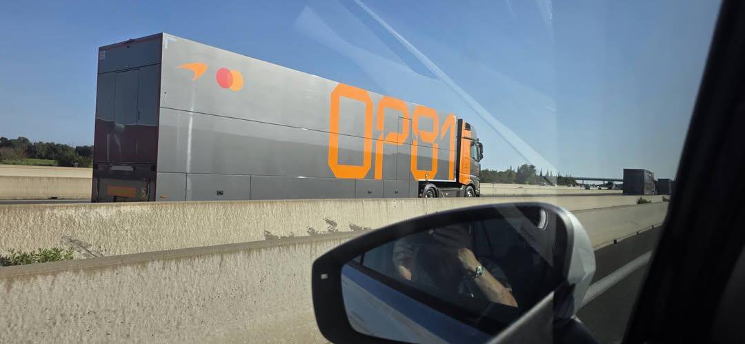 laurogeitabat's tweet photo. osctruck on her way to madridddd ✨ https://t.co/MOB4oscQln