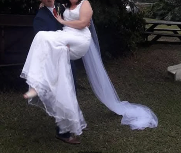 ClassifiedPosts's tweet photo. R3,000 For sale Wedding dress and 3 meter Veil. Good condition Size 34/36. 2 ways to wear top of dress can be taken off then just silk dress underneath. Pinetown KZN https://t.co/jfhQX644je https://t.co/Kp0sFxtPnD