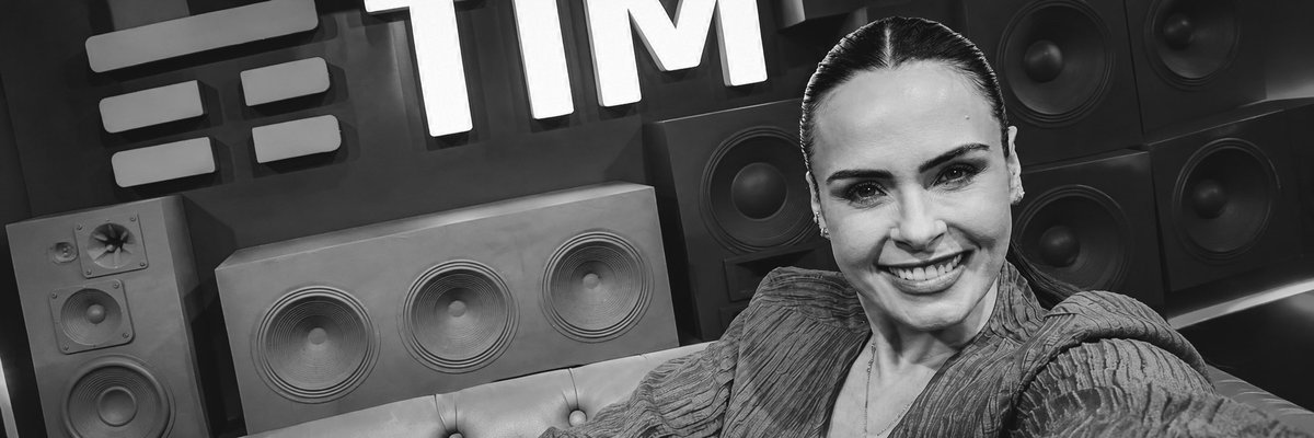 editsaprenault's tweet photo. 📸: header ana paula no rock in rio. https://t.co/pOwRu5y29g