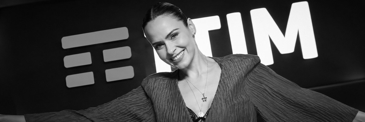 editsaprenault's tweet photo. 📸: header ana paula no rock in rio. https://t.co/pOwRu5y29g