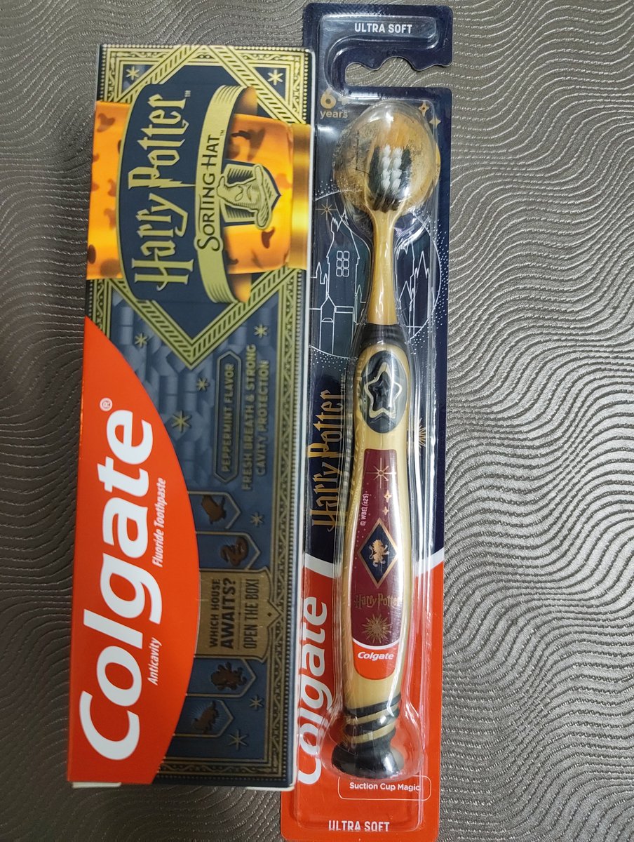 amoiba's tweet photo. Colgate Harry Potter. Walaupun sebenarnya untuk kanak-kanak 💅🏻 https://t.co/5H0yulNcpO