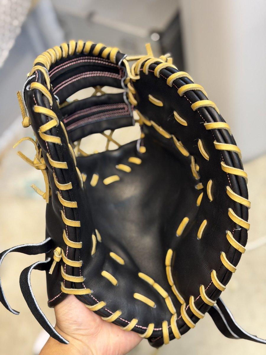 GoriSpotweets's tweet photo. 自社工房第1号のファーストミット🔥

まだまだ荒削りですが、
1個目にしては良い顔つきです！

まだ販売できるクオリティじゃないし、
時間も物凄くかかってしまいました。

伸び代しかないですね😃

#ミット作り
#ゴリスポ https://t.co/isc3PGKzy7