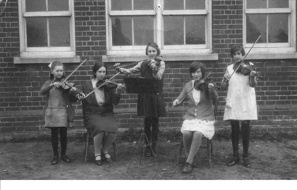 coseyfannitutti's tweet photo. Our home and studio was a school and has always been a place of music. This photo was taken outside the front entrance 100 years ago in 1926. 🎶 🎶 https://t.co/NAbKlOAsKR