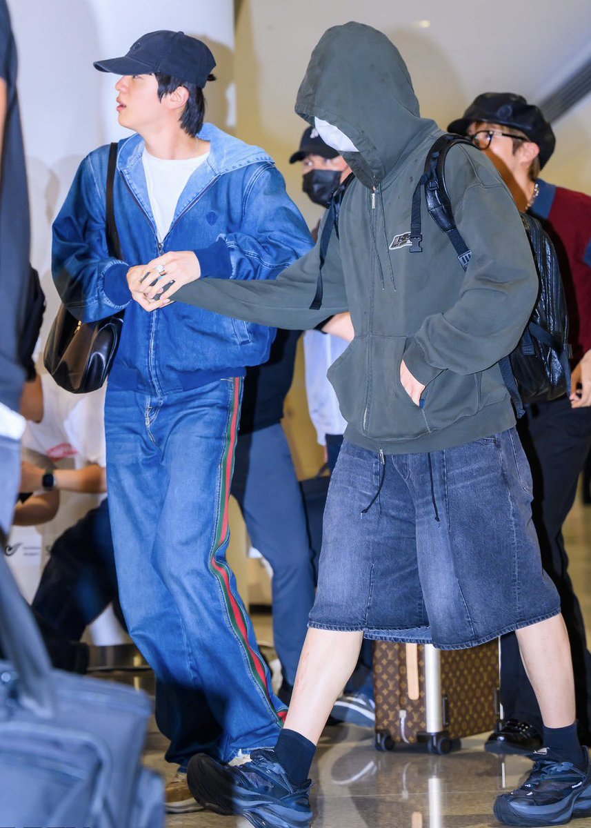 cupofjung's tweet photo. todo mundo: “jinkook de mãos dadas 😭”

o jin: dando papel de lixo pro jungkook jogar fora KKKKKKKKKKKKKKKKKK https://t.co/0MRn9Hiw3H