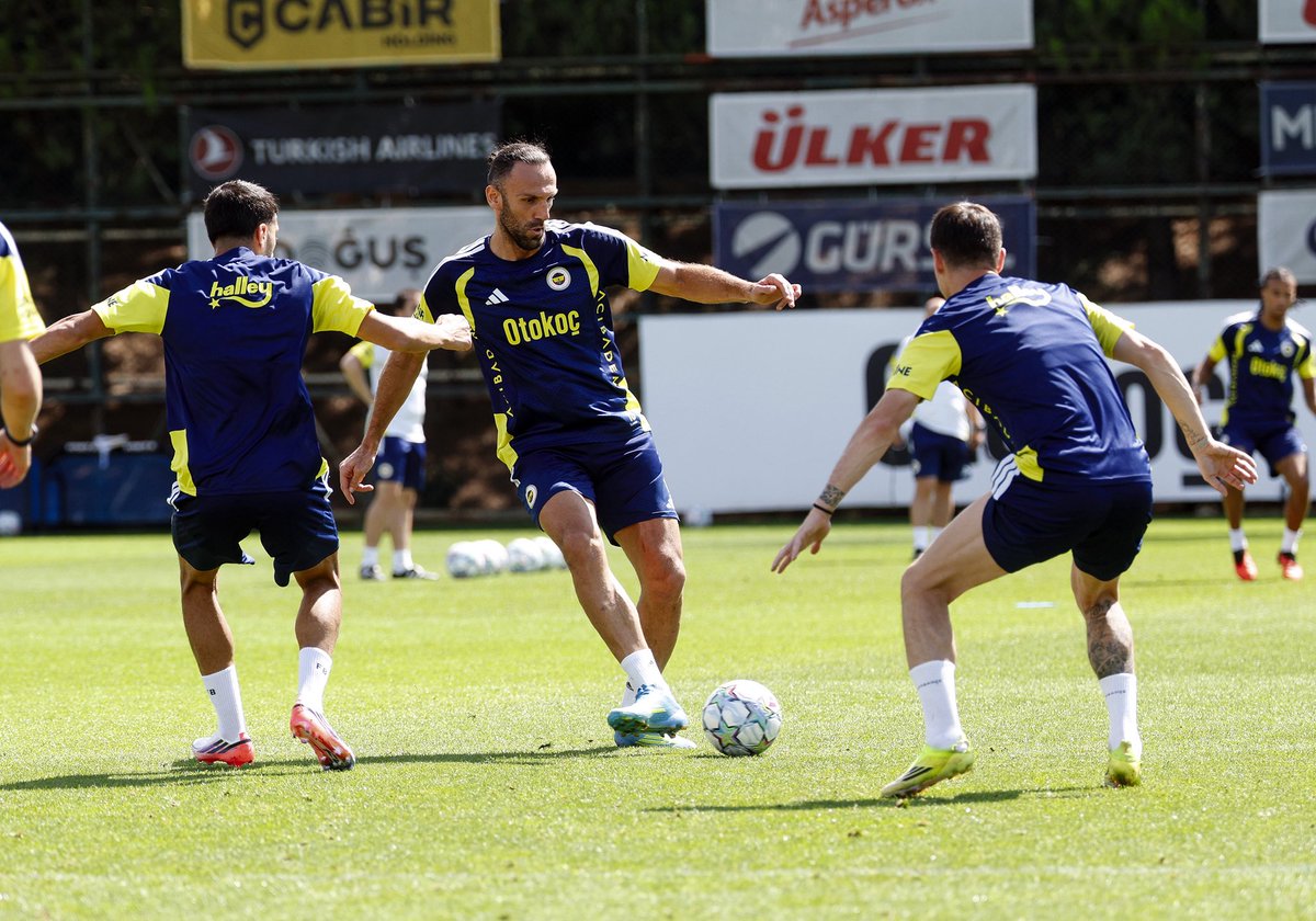 Fenerbahce's tweet photo. 📸 Roma maçı hazırlıklarımız devam ediyor. 

#UCL https://t.co/wHWFsdaeE6