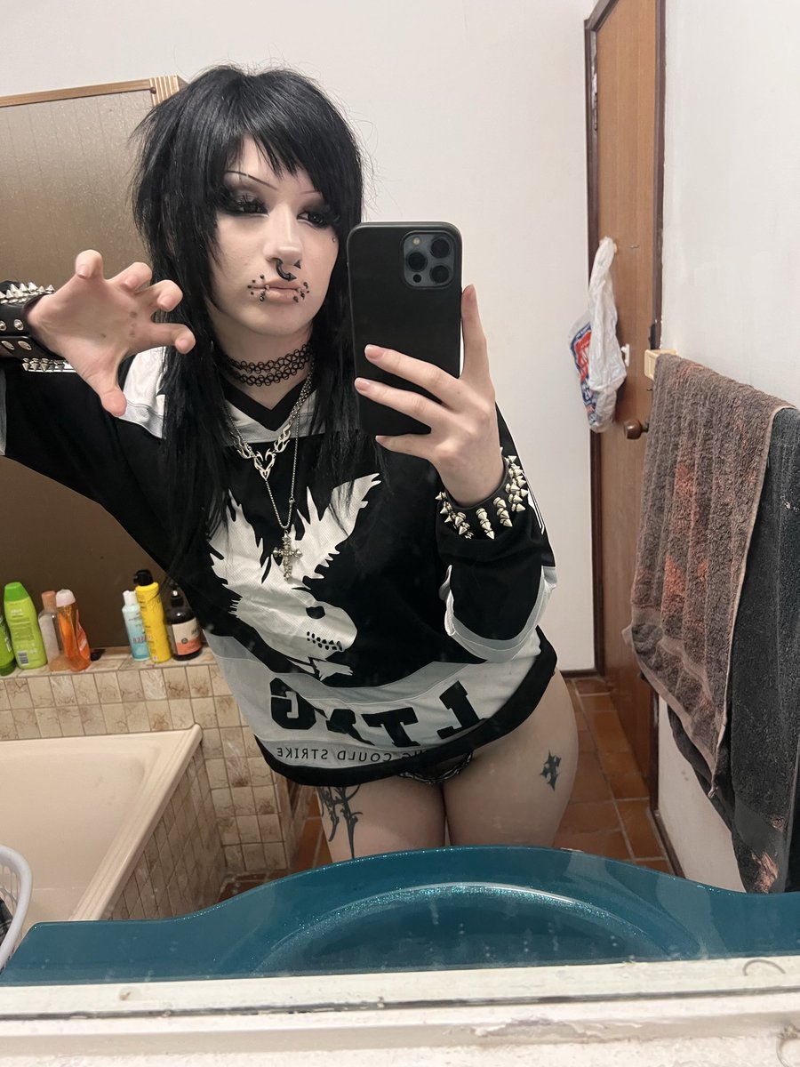 1eatbats's tweet photo. Meow meow black hair is back #soemo https://t.co/qCqTWTxjbA