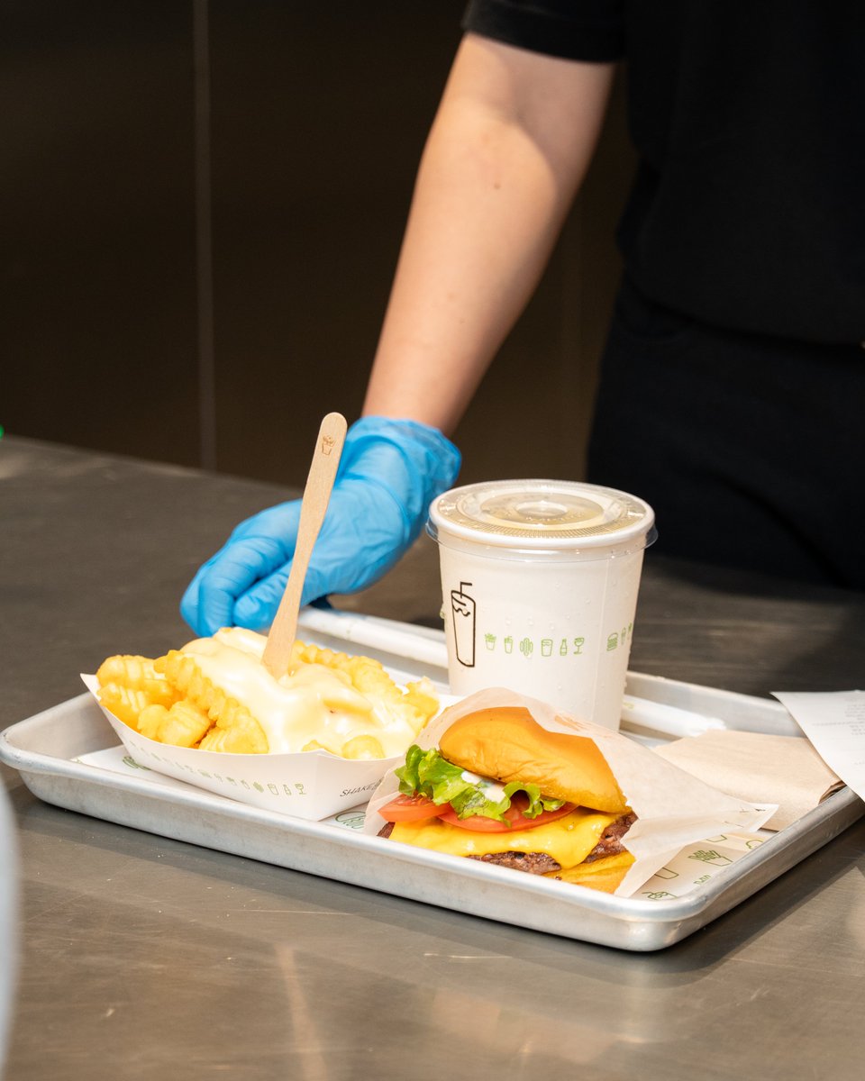 ShakeShack_Ph's tweet photo. Manila, we’re officially OPEN! 🎉🍔 We’re live, fired up, and ready to serve your Shack favorites at Robinsons Manila! Come crave-check our iconic burgers, crinkle-cut fries, and hand-spun shakes in our fresh new space. https://t.co/kSEDg9xsIO
