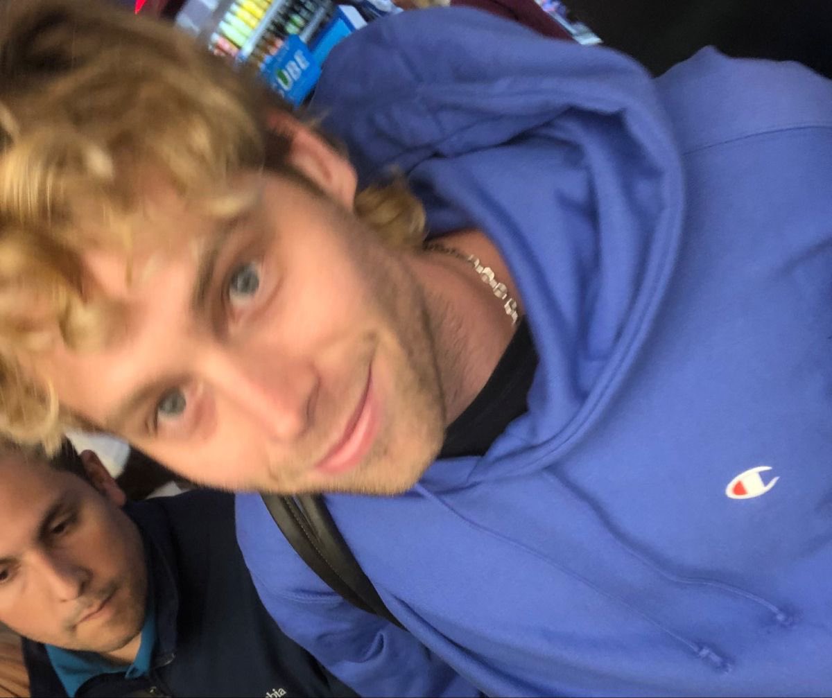 sunxlrh's tweet photo. i’m desperate for this man https://t.co/KfKrZlvaKj