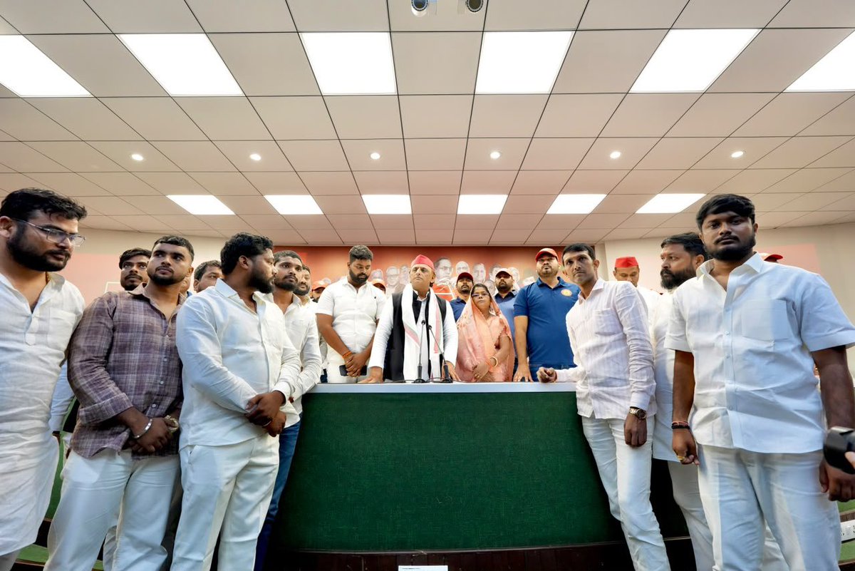 yadavakhilesh's tweet photo. दिन पर दिन बढ़ रहा है पीडीए का क़ाफ़िला और अपनेपन से हौसला! https://t.co/q1owZRf8gx